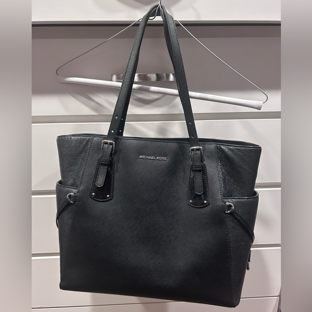Michael Kors Voyager East West black leather tote